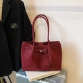 Bolso tote retro de cuero mate burdeos con hebilla decorativa y correas finas - Burdeos