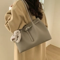 Graue Vintage-Tragetasche aus Leder mit Litschistruktur und Plüsch-Hasen-Anhänger - Grau Mit Anhänger