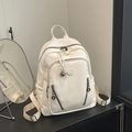 Elegante mochila de cuero granulado beige con correas anchas y detalles metálicos - Blanco