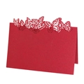 Détail macro de marque-places papillon rouges découpés au laser avec motif élégant - Rouge Perlé