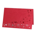 Détail macro d'une carte rouge découpée au laser avec motifs de cœur et d'étoile - Rouge Perlé