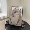Mochila para mujer en cuero granulado color topo con logo metálico y dije de campana - Gris