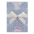 Détail d'invitation de mariage bleue découpée au laser avec nœud en satin crème et couronne or - Bleu Brume