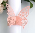Détail du rond de serviette papillon rose avec motifs découpés au laser pour décoration - Rose