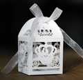 Makroaufnahme der weißen Hochzeits-Zuckerbox mit Kutschendesign und kleiner Krone - Weiß