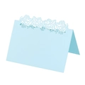 Détail du marque-place bleu clair découpé au laser avec motif floral sur fond blanc - Bleu Clair