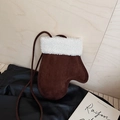 Braune Umhängetasche in Handschuhform aus Wildlederimitat mit weißem Lammfellbesatz - Handschuhform-Kaffee
