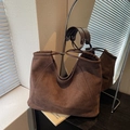 Bolso tote extragrande de gamuza marrón oscuro con correas finas y acabado mate elegante - Marrón