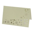 Gros plan du marque-place vert clair avec flocons et cœur en feuille d'argent brillante - Vert Émeraude