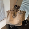 Bolso tote de ante caqui con asas de cuero marrón para un estilo diario minimalista - Caqui