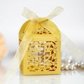 Gelbe lasergeschnittene Geschenkbox mit Kreuzmuster und eleganter Organzaschleife - Gold