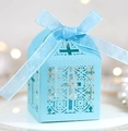 Dettaglio scatola regalo azzurra tagliata al laser con nastro e motivo a croce - Blu Tiffany