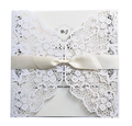 Elegante cremefarbene Laser-Cut-Hochzeitseinladung mit Spitzenmuster und Satin-Schleife - Weiß