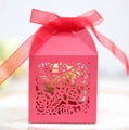 Detalle del patrón de rosas cortado con láser en caja de regalo roja con lazo elegante - Rojo Perlado