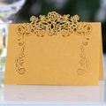 Elegante lasergeschnittene Platzkarte aus goldenem Perlmuttpapier mit Rosen-Hohlmuster - Gold