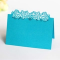 Marque-place de mariage bleu vif avec découpe laser florale et design ajouré chic - Bleu Ciel