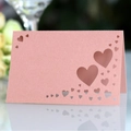 Marque-place rose découpé au laser en forme de cœur avec papillon élégant pour mariages - Rose