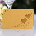 Élégant marque-place en papier nacré doré avec design de cœur ajouré au laser pour mariages - Doré
