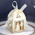Detail der lasergravierten elfenbeinfarbenen Hochzeitsbox mit Brautpaar-Silhouette und Band - Schmuck Cremestern