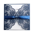 Dunkelblaue lasergeschnittene Hochzeitseinladung mit eleganter Satinbandschleife - Dunkelblau