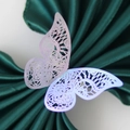 Vista macro de servilletero de mariposa 3D con degradado rosa púrpura y encaje - Iridiscente espejo