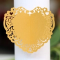 Eleganter goldener Serviettenring aus Papier mit lasergeschnittenem Herz und Spitzenmuster - Gold