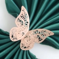 Elegante servilletero de mariposa cortado con láser en oro rosa sobre satén verde - Oro Rosa Espejo