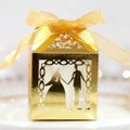 Boîte à dragées dorée découpée au laser avec motif mariés et ruban en organza chic - Or Réfléchissant