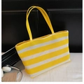 Detalle del bolso tote trenzado con rayas amarillas y blancas y asas de cuero sintético - Amarillo