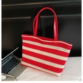 Detalle del bolso tote de punto con rayas rojas y blancas y asas delgadas de color rojo - Rojo