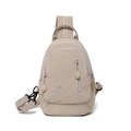 Detalle de bolso de pecho kaki multifuncional con bolsillos de cremallera y bordado - Gris