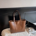 Grote bruine tote bag met ritssluiting in hoogwaardige kunstlederen afwerking - Donkerbruin