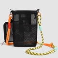 Detail der schwarzen Netztasche mit buntem Kletterseilgurt und kleinem Münzfach-Anhänger - Schwarz