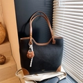 Borsa tote in pelle nera e marrone con trama litchi e ciondolo a forma di orso - Nero