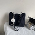 Sac cabas noir plissé minimaliste avec bandoulière chaîne argentée et charm en peluche - Noir