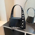 Elegante borsa sottobraccio in vernice nera con borchie argentate sfumate sul lato - Nero