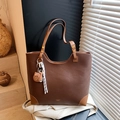Borsa tote in pelle marrone vintage con finiture a contrasto e grazioso ciondolo a orsetto - Marrone