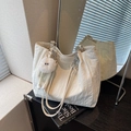 Grand sac cabas blanc cassé avec texture plissée et bandoulière chaîne argent - Blanc Cassé
