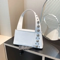 Borsa sottobraccio minimalista bianca in pelle con rivetti argentati da donna - Bianco