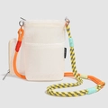 Detail der weißen Mesh-Umhängetasche mit orangem Kletterseilgurt und kleiner Münztasche - Weiß