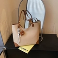 Grande borsa tote beige con finiture marroni a contrasto e ciondolo a orsetto - Cachi