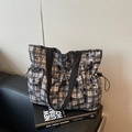 Sac cabas en toile à damier noir et blanc avec cordons de serrage latéraux et larges anses - Carreaux noir et blanc / Noir