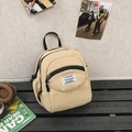 Bolso bandolera pequeño informal en color beige con cremallera y parche de tela - Caqui