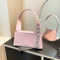 Borsa sottobraccio in pelle rosa chiaro con decorazione di borchie in argento lucido - Rosa