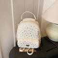Mini zaino beige trapuntato con motivo a rombi e strass brillanti e chiusura in metallo - Bianco