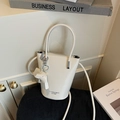 Borsa a secchiello in pelle beige con ciondolo a forma di elefante e logo lettering - Bianco Sporco