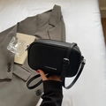 Minimalistische zwarte crossbodytas met lychee-patroon en zilveren logo voor dames - Zwart