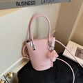 Borsa a secchiello in pelle PU rosa con manico e ciondolo a elefante per tracolla - Rosa