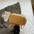 Gele crossbodytas van leer met litchi-patroon en een verstelbare schouderriem - Geel