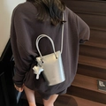 Borsa a secchiello argento in pelle con manici, tracolla e ciondolo a forma di elefante - Argento